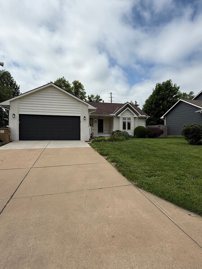 Building Photo - Spacious 3 Bedroom, 2 Bath - Your Derby Ho...