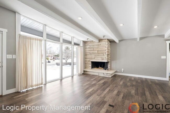 Building Photo - 4 br, 3 bath House - 2060 E. Castle Hill Ave.