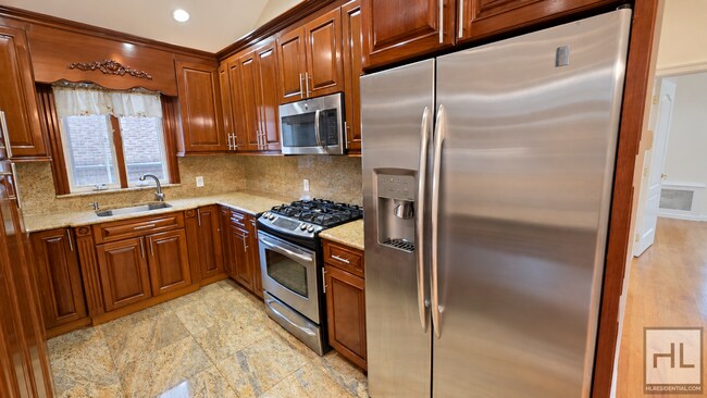 Foto del edificio - Bright Whitestone 3-Bedroom with Vaulted Ceilings & a Covered Balcony