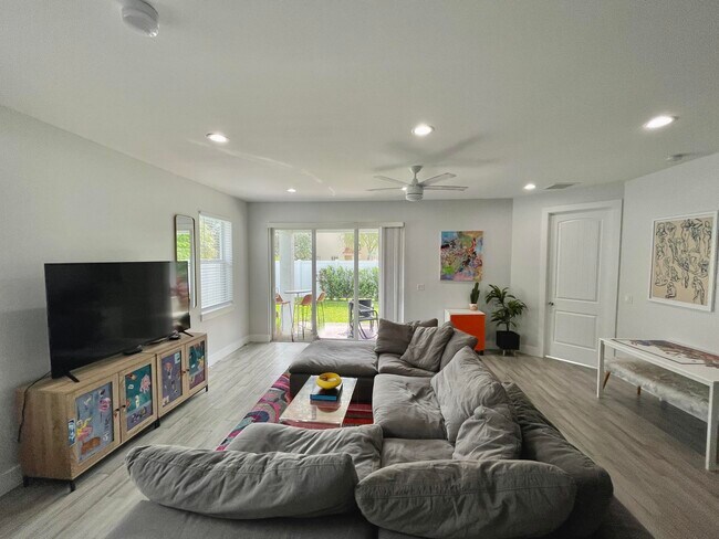 Building Photo - 1029 Mango Dr