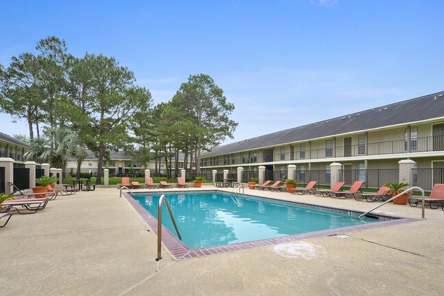 Building Photo - Ole London Towne - Utilities Included