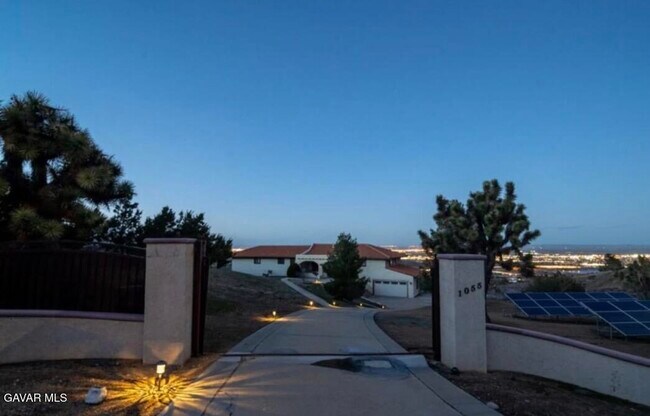 Building Photo - 1055 Lakeview Dr