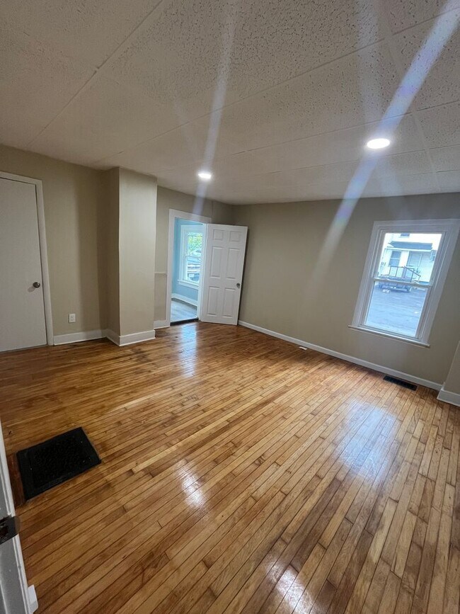 Building Photo - Beautiful 1-bedroom first-floor apartment located on peaceful Pittsfield Street