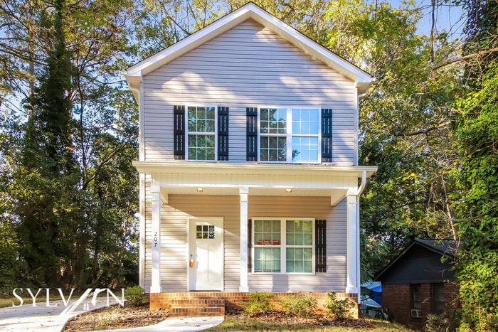 Primary Photo - This 3BR, 2.5 BA home is ready for new res...