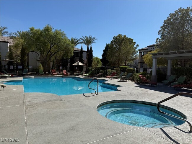 Foto del edificio - 7255 W Sunset Rd