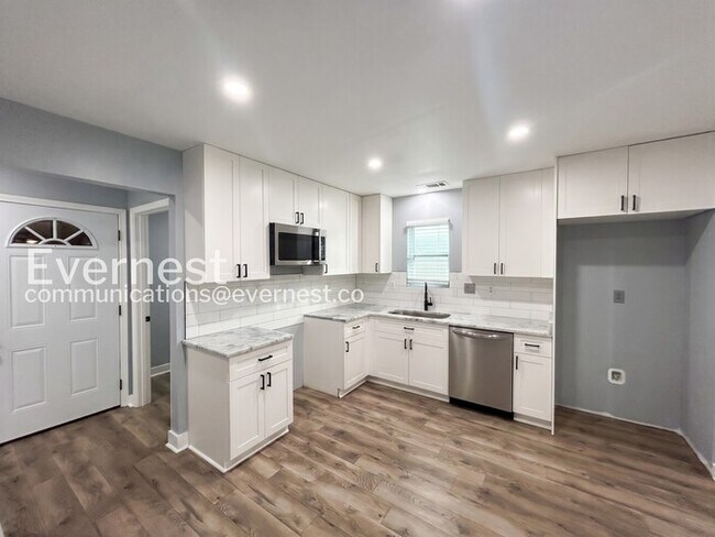 Building Photo - 3 Bed/2 Bath Home with Modern Amenities / Pet-Friendly / Available Now!