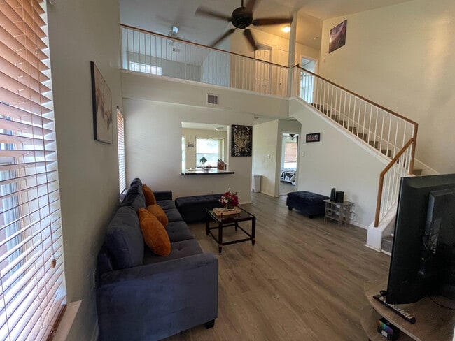 Building Photo - Room in House on Socorro Bend