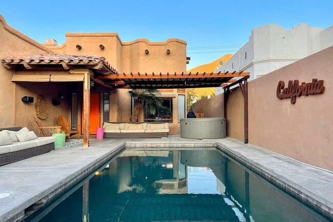 Building Photo - 53180 Avenida Mendoza