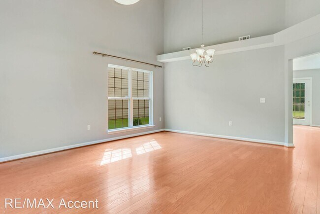Building Photo - 4 br, 3 bath House - 124 Blue Lake St.