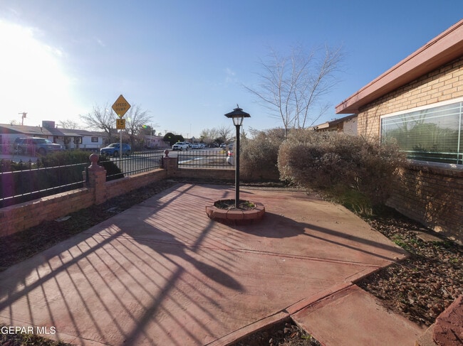 Building Photo - 339 Medina St