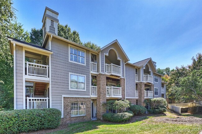Foto del edificio - 5001 Sharon Rd