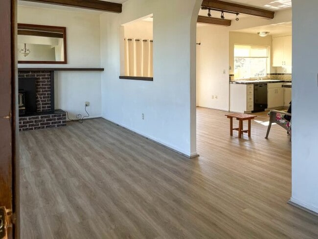 Building Photo - 168 Lakeside Dr