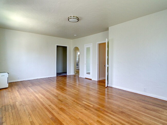Living Room - 2025 Corinth Ave