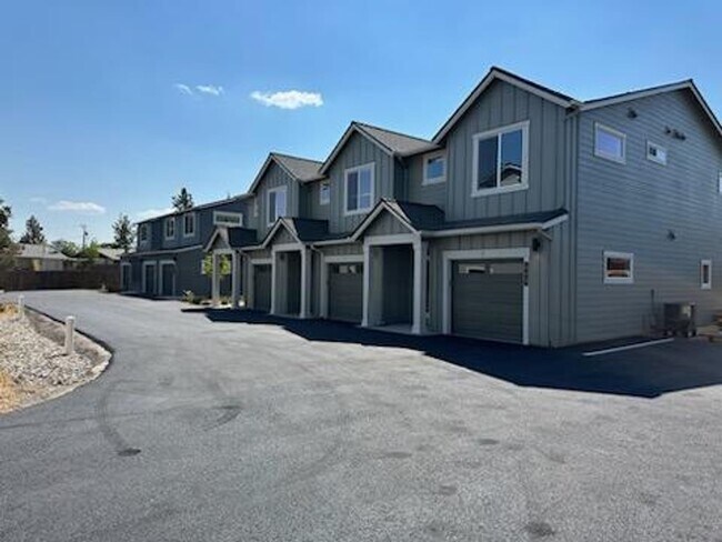 Foto del edificio - Brand New 3 Bedroom Townhouse