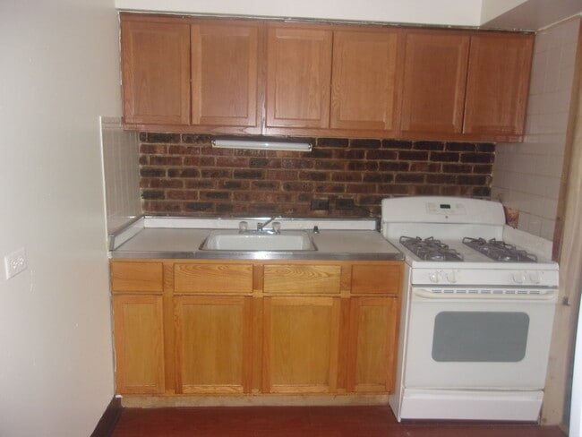 Foto del edificio - 567 N Pine Ave