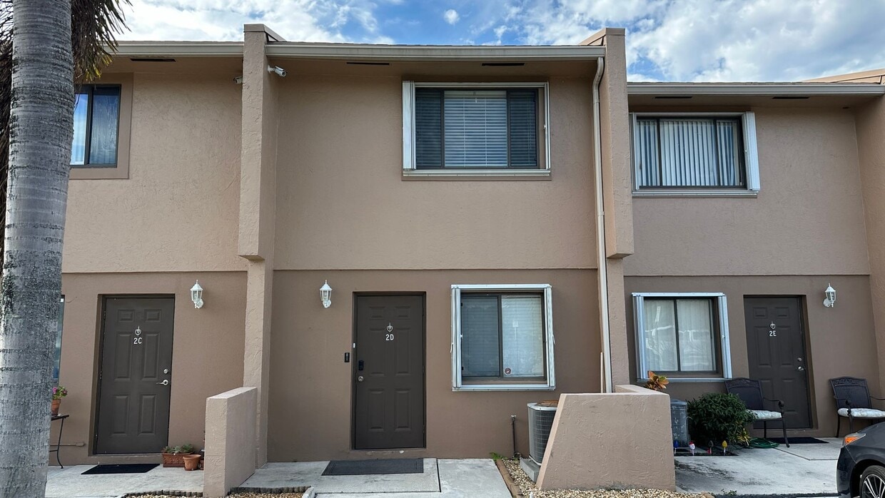  2,095.00 2 Beds / 2 Baths, no deposit House Rental in Royal