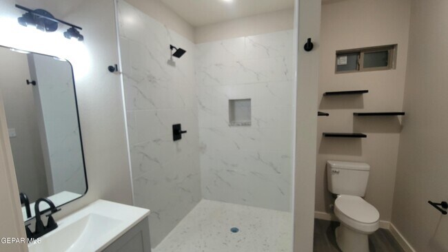 Foto del edificio - 817 E 3rd Ave
