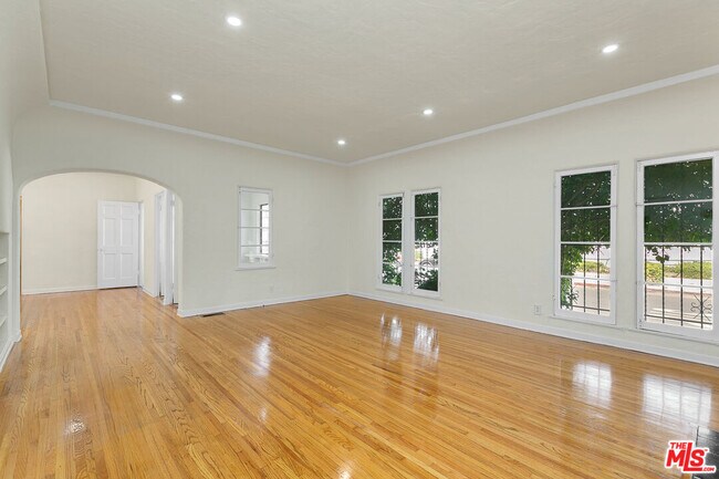 Foto del edificio - 369 N Stanley Ave