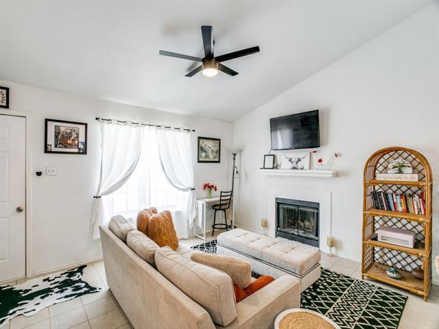 Foto del edificio - 4612 Waterway Dr N