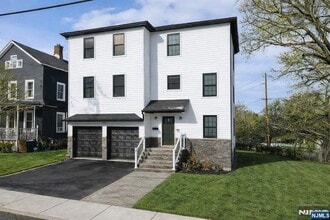 Building Photo - 7 Maple St