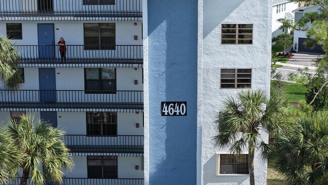 Foto del edificio - 4640 Lucerne Lakes Blvd W