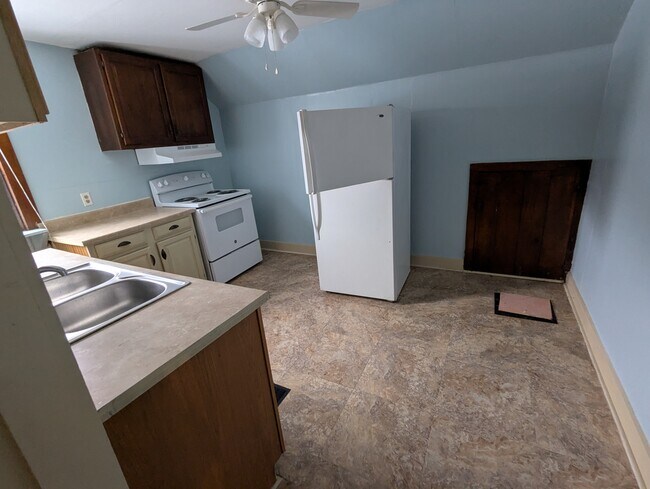 Cocina - 2202 Brooklyn Ave