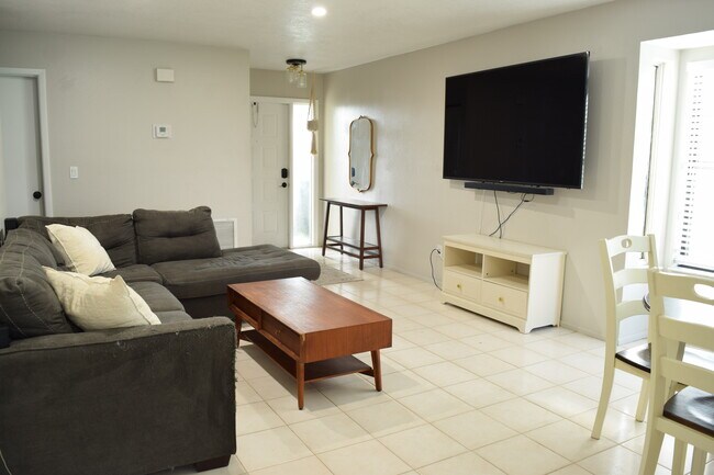 Foto del edificio - 627 SW Jeanne St