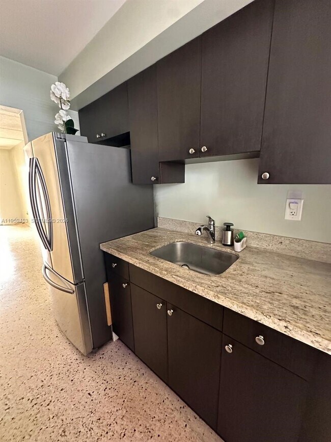 Foto del edificio - 1154 W 35th St