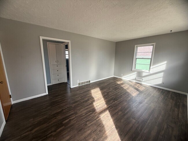 Foto del edificio - Two bedrooms, one and half bathroom, pet friendly, home, with a one car, detached garage!