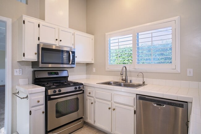 Building Photo - Lovely 3 Bedroom Home!