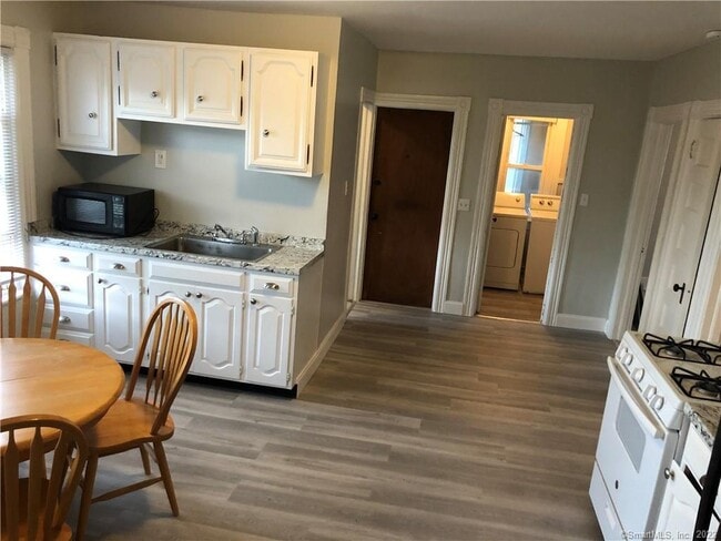 Building Photo - 19 Oak St