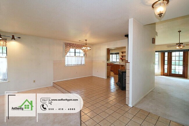 Foto del edificio - 4652 Columbine Dr