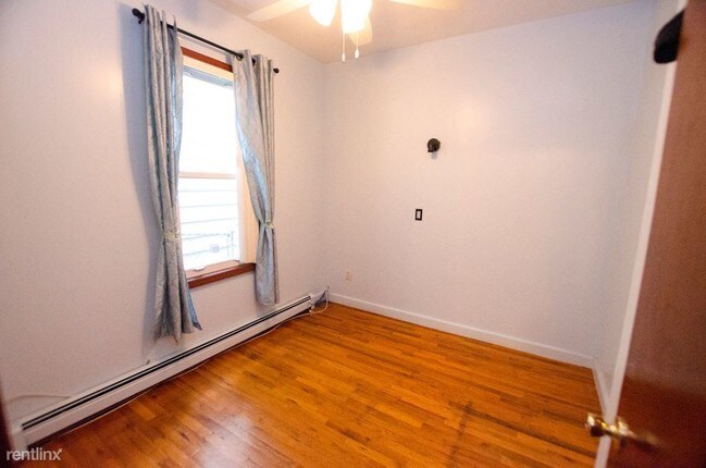 Foto del edificio - 9635 Corona Ave