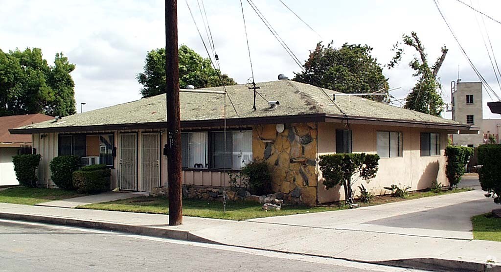 Foto del edificio - Two Separate Triplexes