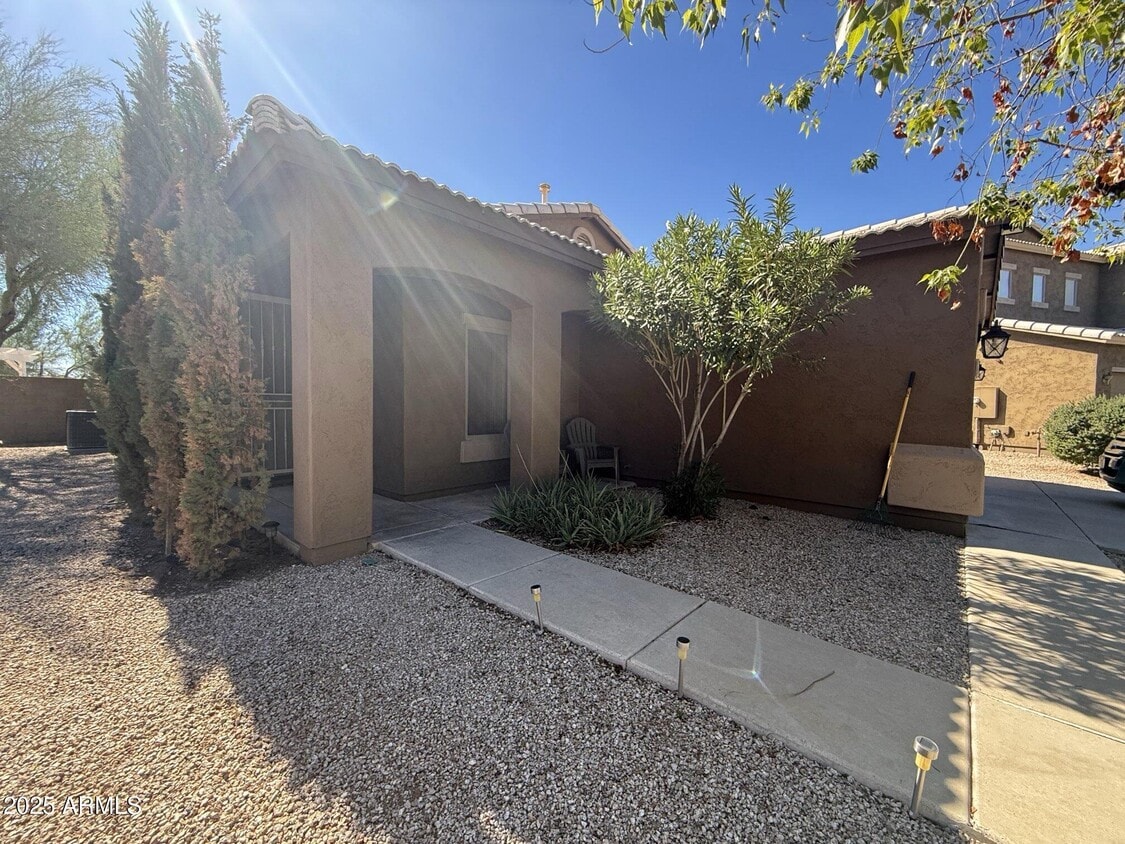 Building Photo - 28995 N Shannon Dr