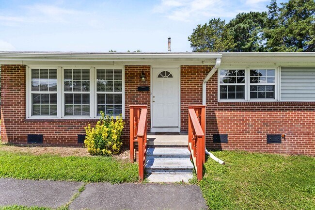 Building Photo - 4-Bed, 2-Bath Home with Fenced Yard in Win...