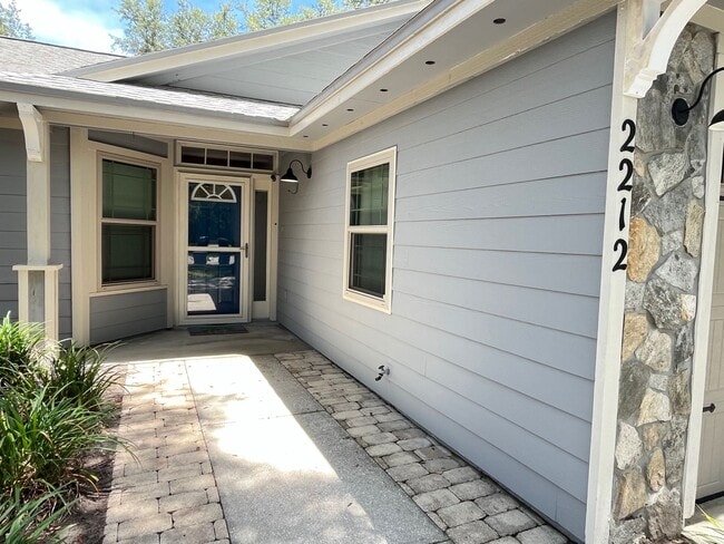 Building Photo - 3/2 Centrally located! Walk to the Beach!