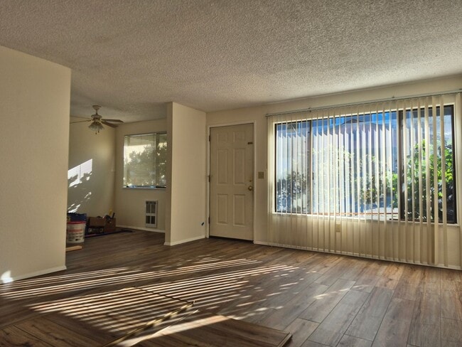 Foto del edificio - Upgraded 2 Bedroom Duplex Walking Distance...