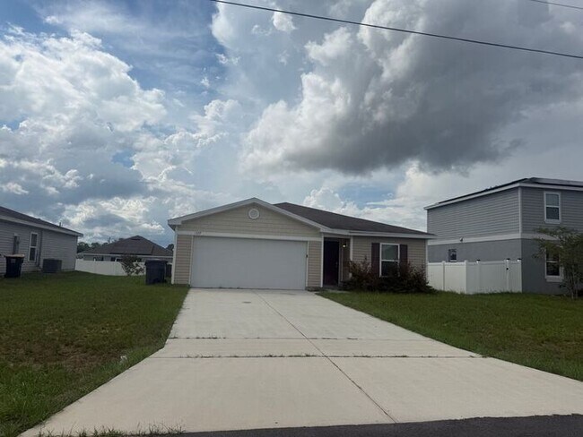 Foto del edificio - Comfortable and spacious Home in Poinciana Village 7