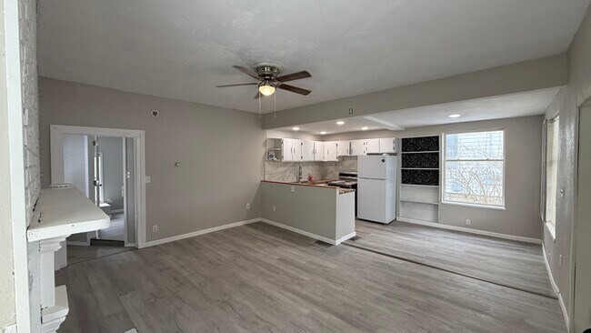 Foto del edificio - 235 E Main St