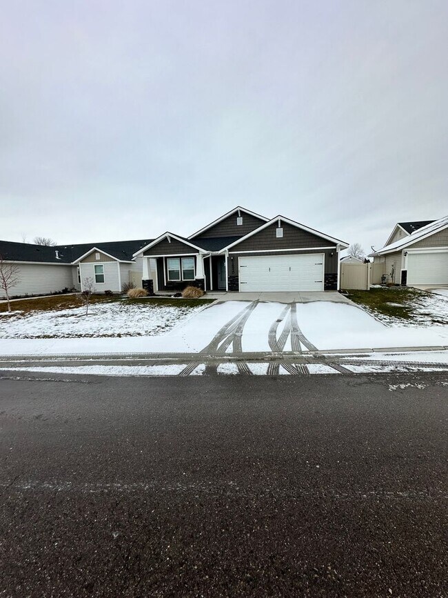 Foto del edificio - 3 Bedrooms, 2 bathrooms, 2 car garage with Fenced in Backyard built in 2018