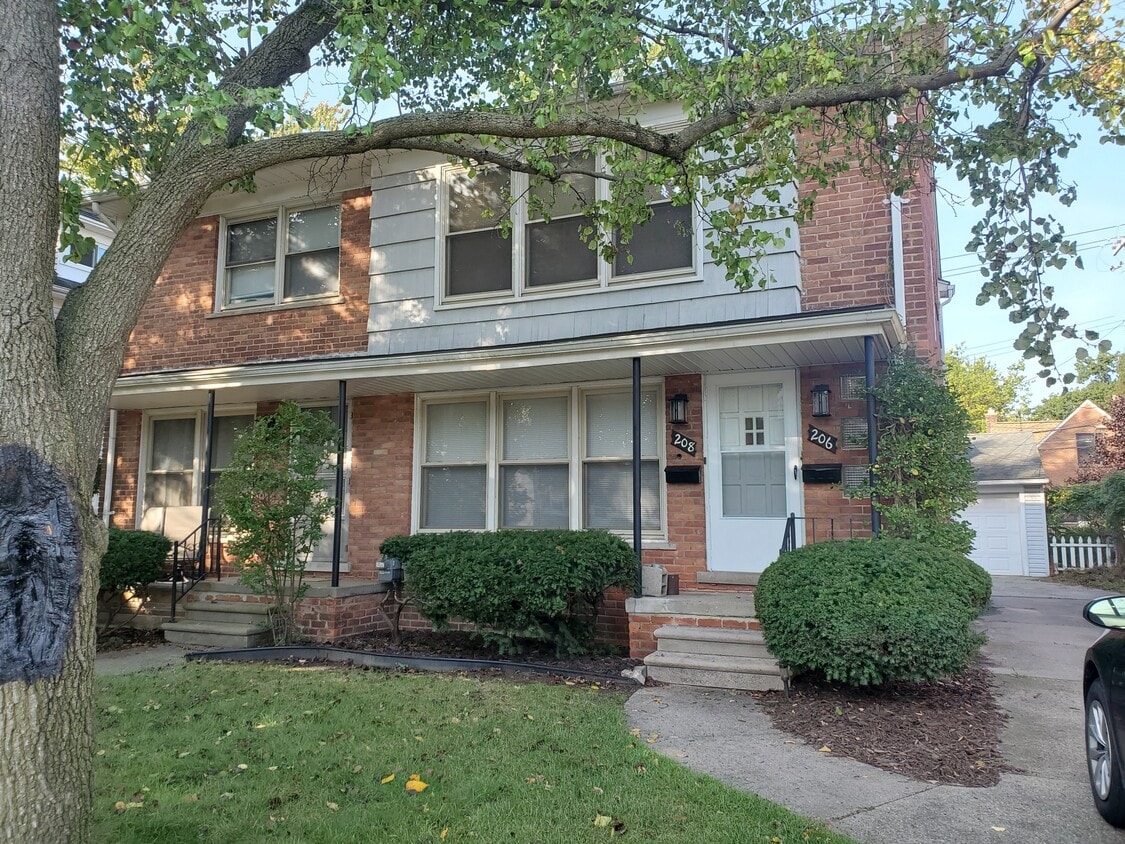 Primary Photo - 206 S Maple Ave