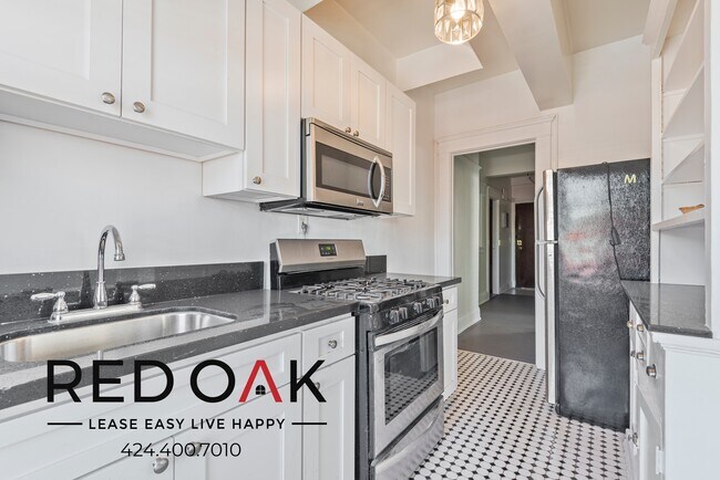 Foto del edificio - ~2 Months FREE~ Unique One Bedroom with Cu...