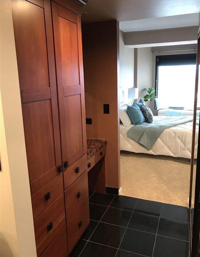Foto del edificio - 6363 Christie Ave