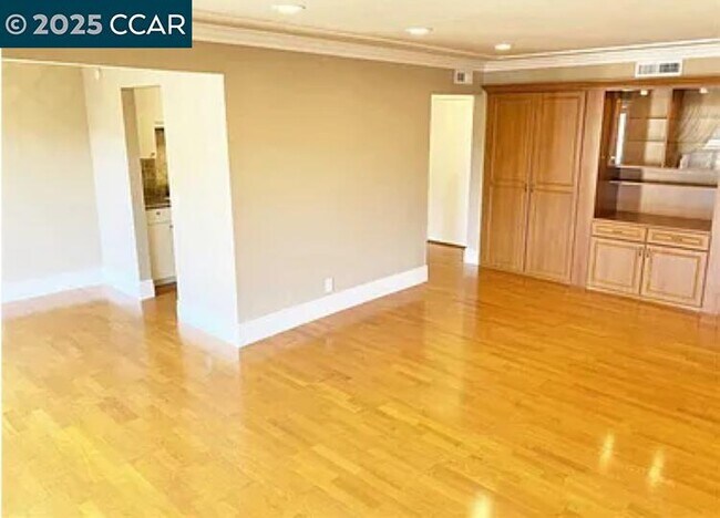 Foto del edificio - 310 N Civic Dr