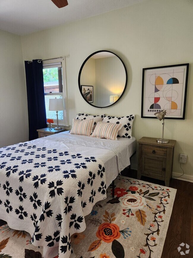 Building Photo - 4564 E Talmadge Dr