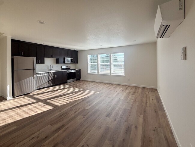 Foto del edificio - 333-337 SE Fir Villa Rd