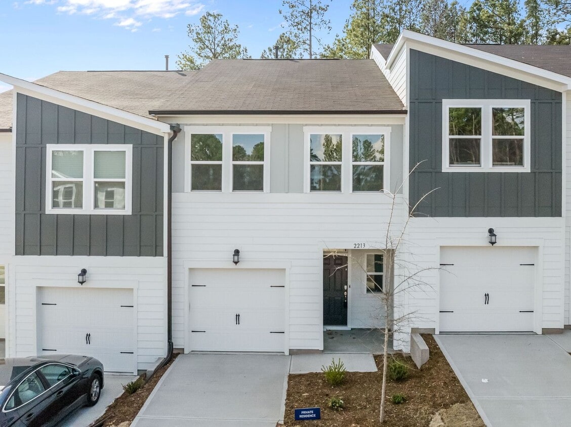 Prime Durham Townhome in Bull City North – Beautiful 3BR/2.5BA with 1-Car Garage - Prime Durham Townhome in Bull City North – Beautiful 3BR/2.5BA with 1-Car Garage