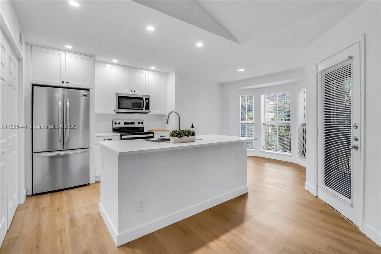 Foto principal - 777 Riverside Dr
