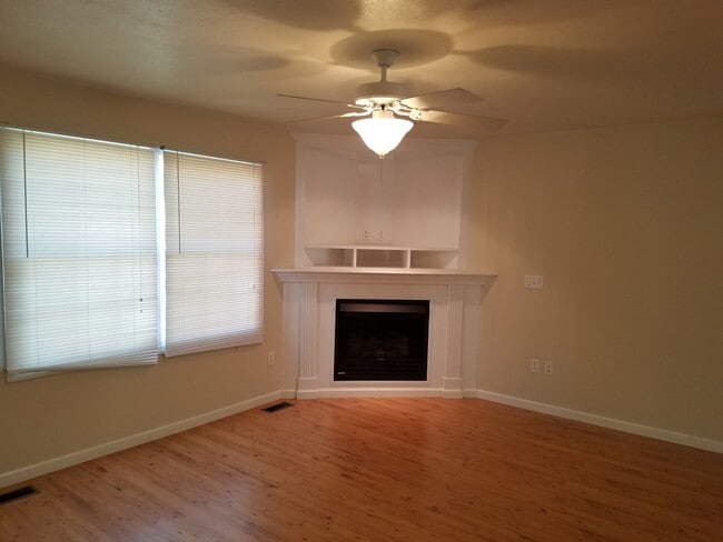 Building Photo - 3 Br. 2 1/2 Ba. Town House Near Mileground/Airport Rd - Available 8/05/2026